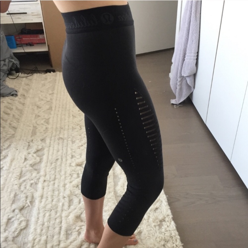 Lululemon Black Cropped Leggings w Cutouts sz 6 - Picture 3 of 6